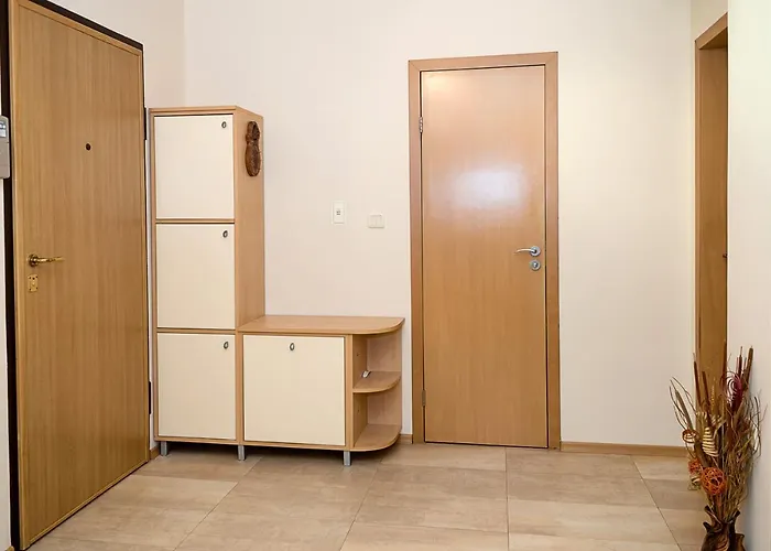 Bright & Spacious 2-bedroom Flat In By Flat Mаnаger فارنا