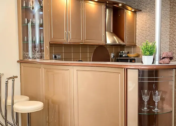 Bright & Spacious 2-bedroom Flat In By Flat Mаnаger شقة فارنا