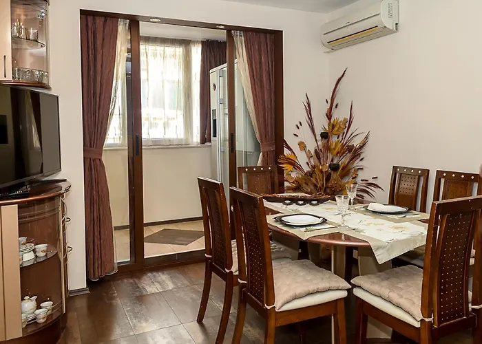 Bright & Spacious 2-bedroom Flat In By Flat Mаnаger 公寓